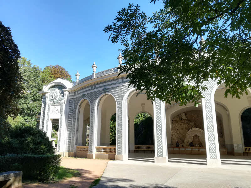 Vichy - Le Pavillon des Célestins où jaillit de la roche la source des Célestins © ABCfeminin.com.