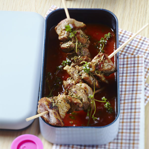 Zoom recette pour lunch box de Yannick Alléno : Gigot grillé en brochettes, sauce au poivron