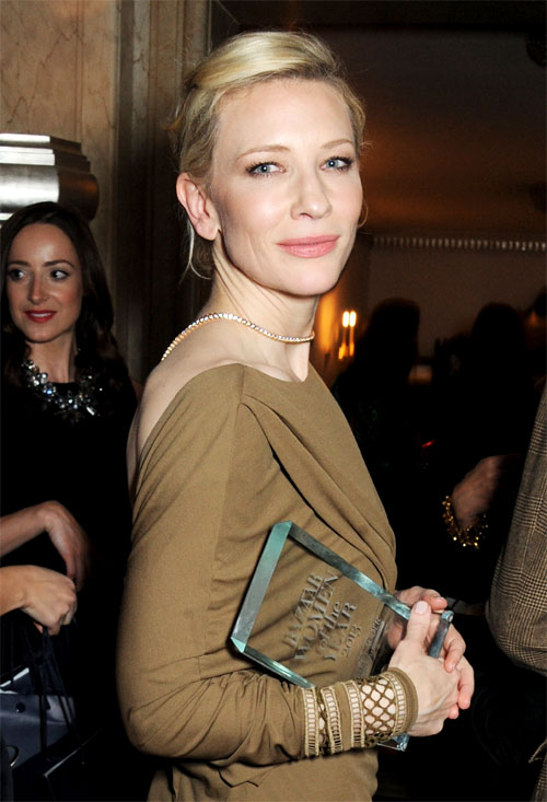 Cate Blanchett et son trophée "Harper’s Bazaar Women Of The Year" 2013
