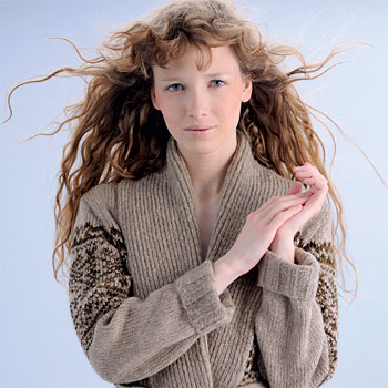 TRICOT GRATUIT - longue veste jacquard à col châle - Création Phildar TRICOT GRATUIT - longue veste jacquard à col châle - Création Phildar