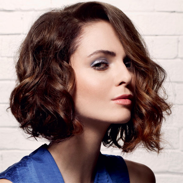 Coiffure cheuveux bouclés mi-longs Camille ALBANE -  printemps-été 2014 Coiffure cheuveux bouclés mi-longs Camille ALBANE -  printemps-été 2014