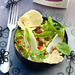 Salade mélangée et chips de Boursault au sésame