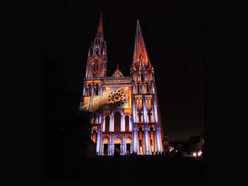Cathédrale de Chartres, le portail illuminé ©VilledeChartres-GroupementMartino ©Spectaculaire, allumeurs d'images.