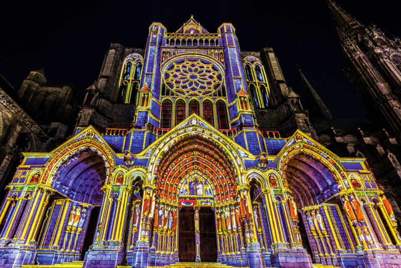 Cathédrale de Chartres, le portail Nord illuminé. © Ville de Chartres, Groupement Martino © Spectaculaires, allumeurs d'images. Cathédrale de Chartres, le portail Nord illuminé. © Ville de Chartres, Groupement Martino © Spectaculaires, allumeurs d'images.