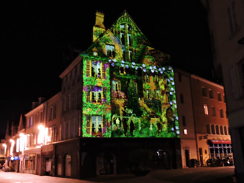 Fresque au cœur de la ville de Chartres © ABCfeminin.com - Scénographie : © Spectaculaires, allumeurs d'images)..