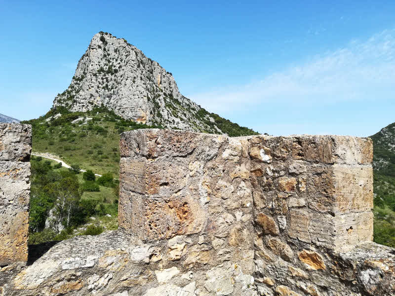 Le Roc de Tras Castel depuis la tour du château à Saint-Jean-de-Bueges © ABCfeminin.com.