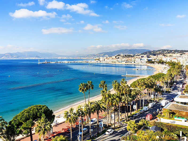 La baie de Cannes, la Croisette et au fond, le Palais du Festival © O.T. Cannes.