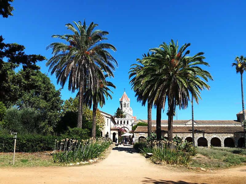 Cannes - L'Abbaye de Lérins sur l'Île Saint-Honorat © ABCfeminin.com.