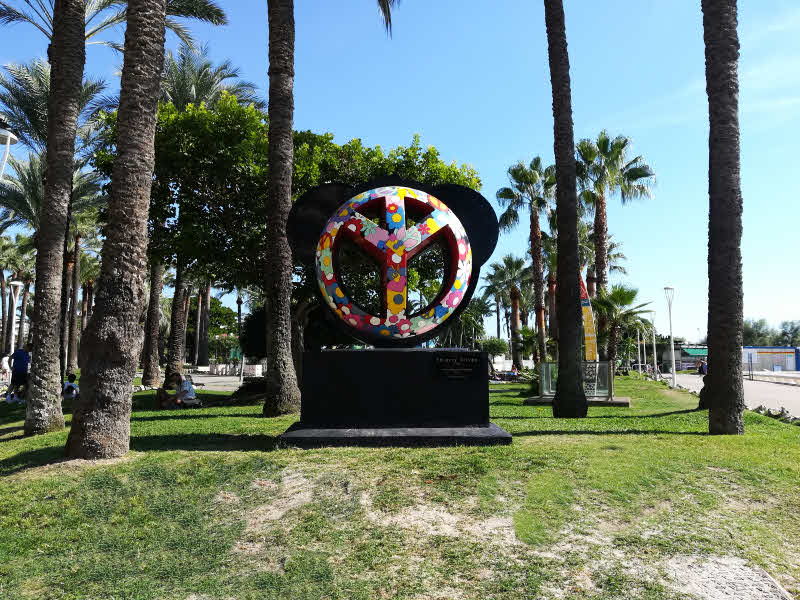 Cannes - 'Peace & Love around the world' de Thierry Trives près de la Roseraie © ABCfeminin.com. Cannes - 'Peace & Love around the world' de Thierry Trives près de la Roseraie © ABCfeminin.com.