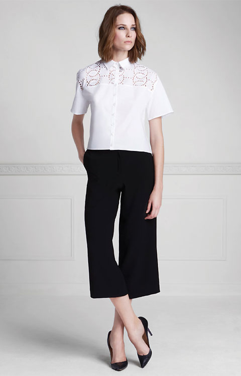 Chemise blanche à manches courtes et plastron en guipure Anne FONTAINE - été 2014