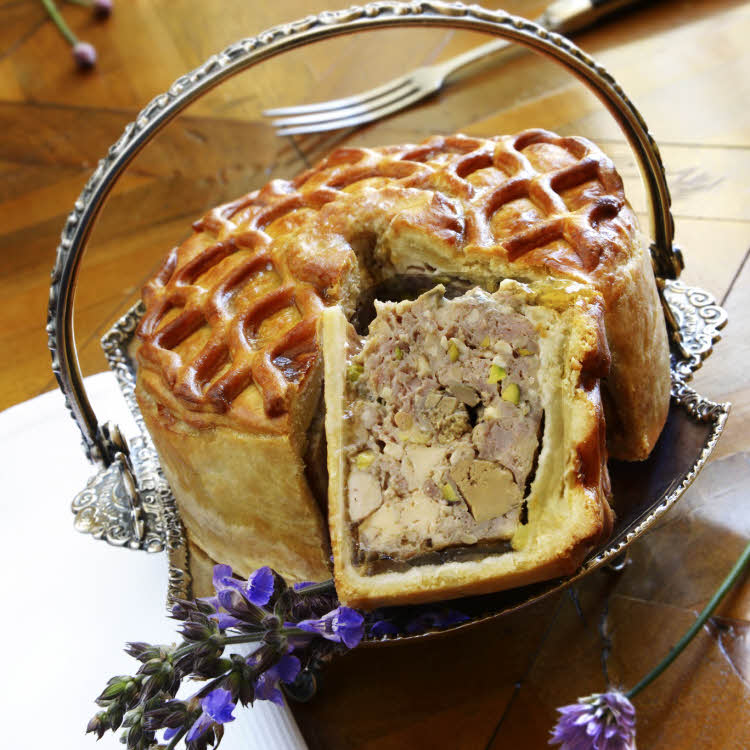 Menu de chefs : recette de Pâté en croûte de poularde de Julien de Stéphane Andrieux du restaurant Château de la Treyne à Lacave.