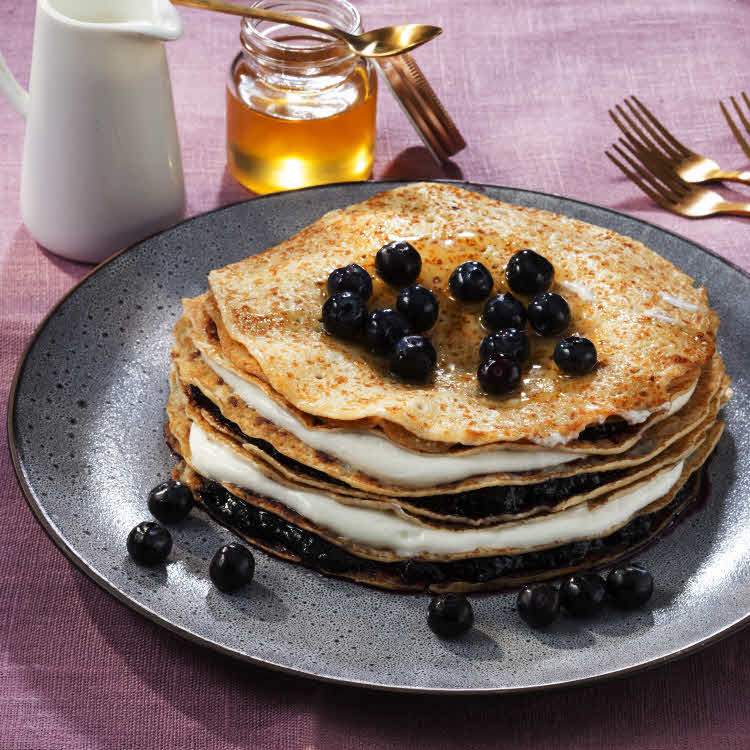 Gâteau de crêpes au fromage blanc et aux myrtilles.