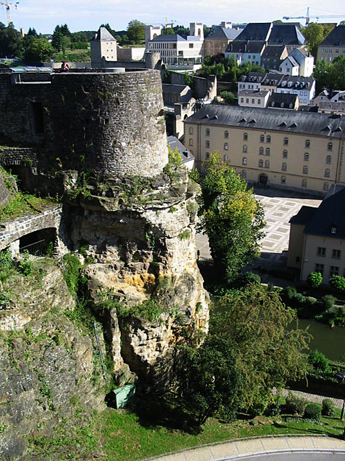 Luxembourg : le rocher du Bock, l'Alzette et les casemates