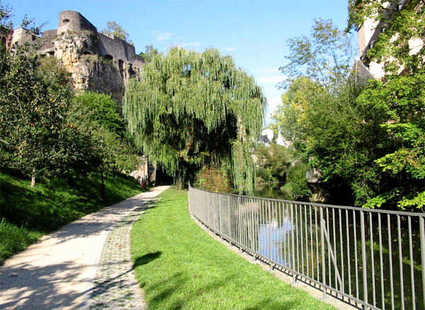Luxembourg-ville : La corniche bordée de vergers. (D.R.)