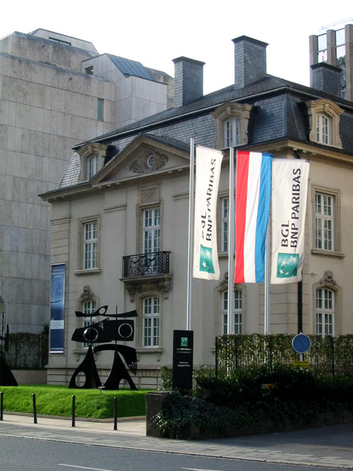 Institution bancaire à Luxembourg avec une oeuvre monumentale sur le parvis. (D.R.) Institution bancaire à Luxembourg avec une oeuvre monumentale sur le parvis. (D.R.)