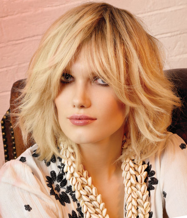 Cheveux ondulés et mi-longs - Coiffure VOG - printemps-été 2015 Cheveux ondulés et mi-longs - Coiffure VOG - printemps-été 2015