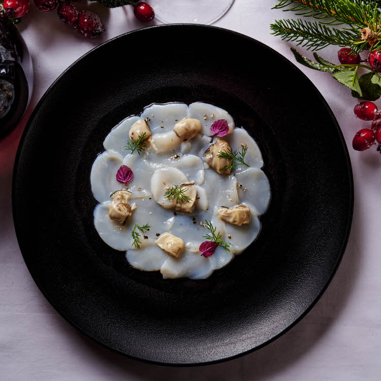 Menu de fête : recette de carpaccio de Saint-Jacques et huîtres à l’huile de curry d'Éric Frechon.