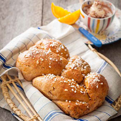 Pain brioche tressé aux zestes d’orange