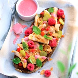Poulet grillé et sa vinaigrette à la framboise sur une tartine Poulet grillé et sa vinaigrette à la framboise sur une tartine