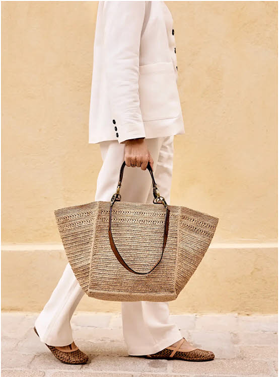 Accessoire indispensable : le maxi-cabas.