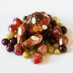 Caille laquée au citron confit, raisins et olives caramélisées Caille laquée au citron confit, raisins et olives caramélisées