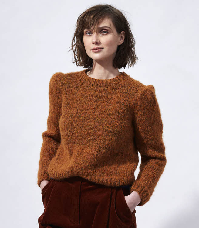 Modèle expliqué : pull jersey à épaules froncées.