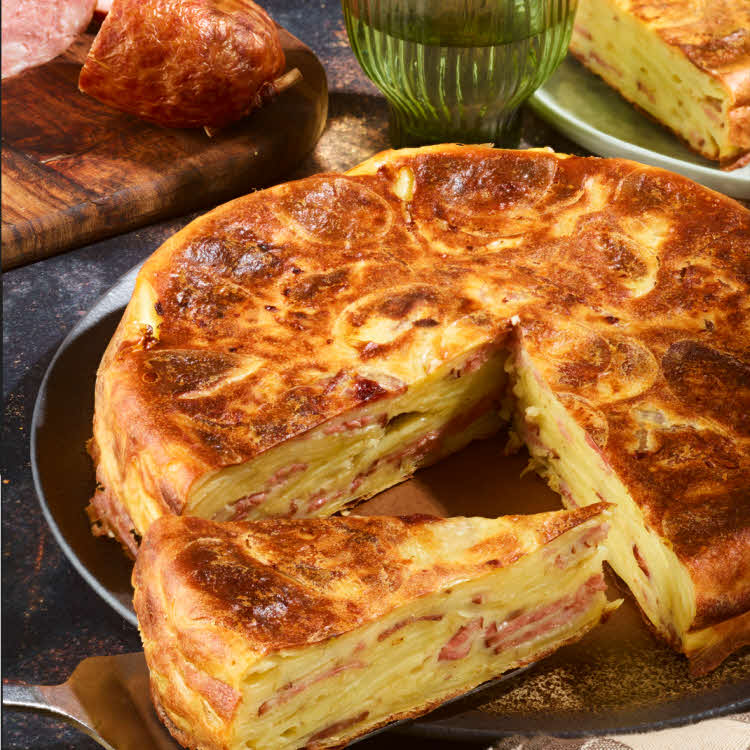 Recette de tian saucisse de Morteau pommes de terre et comté - IGPCrédit Images et Associés.