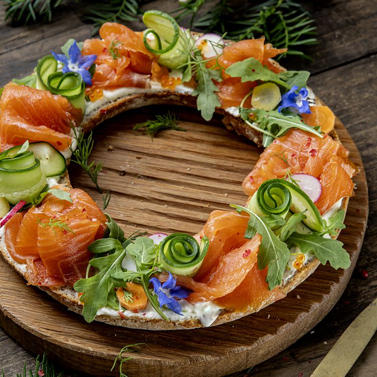 Menu de Noël au saumon irlandais : couronne de Noël au saumon et soda bread irlandais.