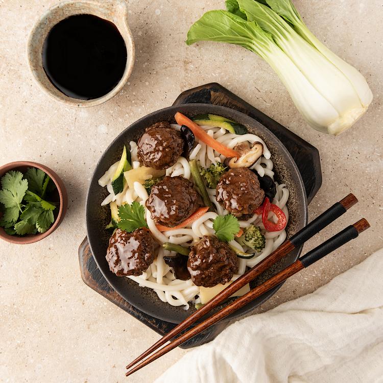 Boulettes de bœuf laquées à la sauce soja et nouilles aux légumes ©Suzi Wan 1