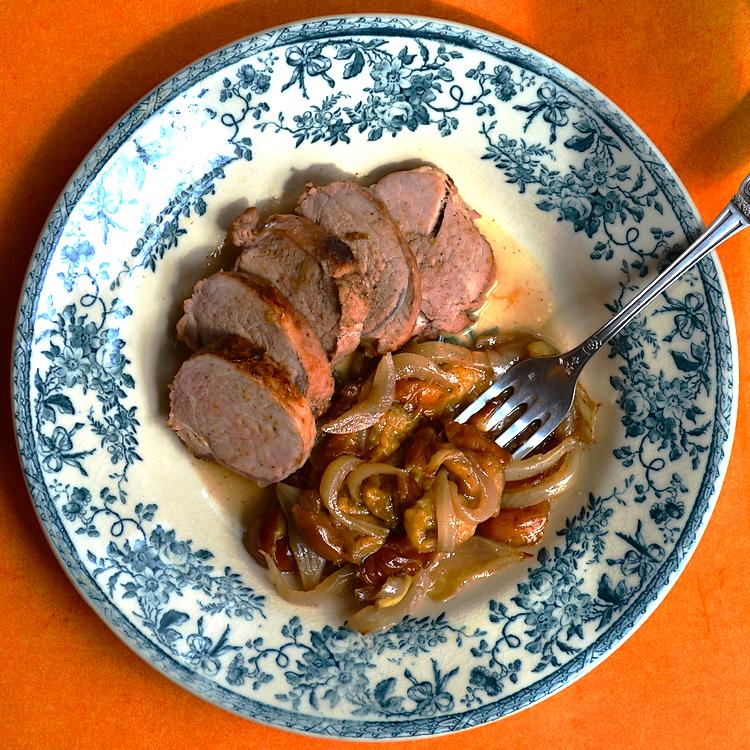 Recette : filet mignon de porc aux mirabelles, oignons et épices.