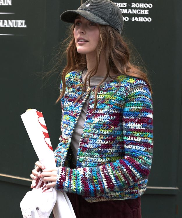 Modèle expliqué : veste facile à crocheter en mailles serrées.