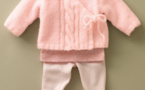 Modèle expliqué : layette veste cache-coeur à tricoter © Phildar.