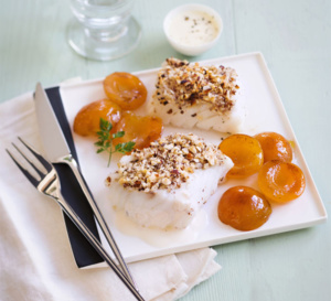 Cabillaud en croûte de noisettes, abricots rôtis et cerfeuil