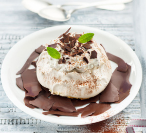 Gâteau Pavlova straciatella et copeaux de chocolat