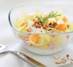 Salade complète endives, jambon, fromage blanc et noisettes