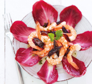 Salade fantaisie aux endives Carmine®, pruneaux et crevettes