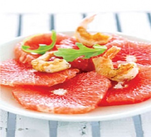 Carpaccio de pamplemousse, gambas croustillantes et roquette