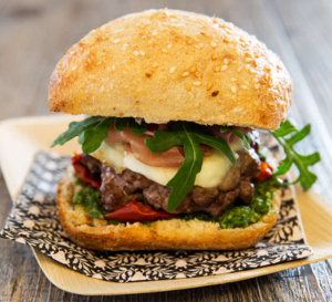 Recette all'italiana - Burger ciabatta, steak haché, mozzarella, tomates confites et roquette