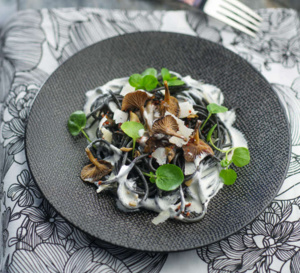 Spaghetti noirs aux champignons, tomates séchées et crème au parmesan