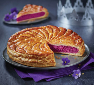 Galette des rois fourrée à la frangipane au sirop de violette