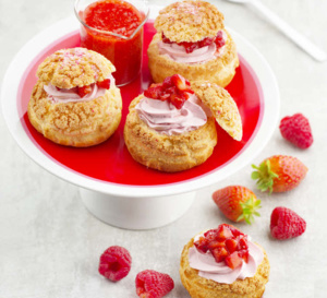 Dessert : choux croquants à la crème fouettée, fraises, framboises et pralines