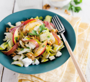 Salade d'été d'endives, tranches de nectarines, jambon et chèvre