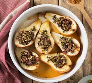 Poires au four au croustillant de fruits secs à l'huile de pépin de courge