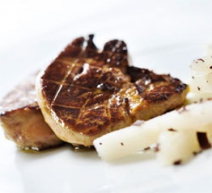 recette gastronomique : foie gras poêlé et chutney de poire, copeaux de chocolat