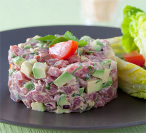 tartare de bœuf à la mexicaine avocat et oignon rouge, sauce gourmande à la tomate