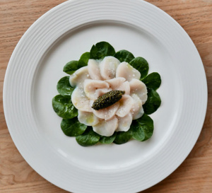 Menu de Guy Martin pour la Saint-Valentin. En entrée : carpaccio de Saint-Jacques