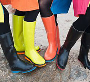bottes et cape poncho : Ilse Jacobsen colore joyeusement les jours de pluie