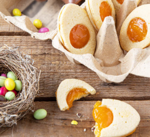 Biscuits de Pâques oeuf sur le plat en trompe-l’œil