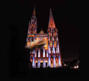 Cathédrale de Chartres, le portail illuminé ©VilledeChartres-GroupementMartino ©Spectaculaire, allumeurs d'images.