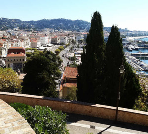 Cannes depuis les hauteurs du Suquet, le centre historique. Au premier plan le vieux port et à l'arrière plan, la Croisette © ABCfeminin.com.